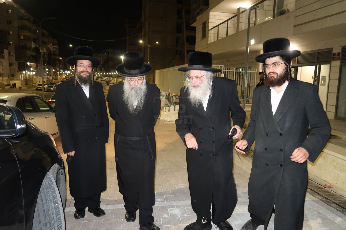 האדמו"ר מחוג חתם סופר בביקור בשכונת מתחם הסופרים בב"ב