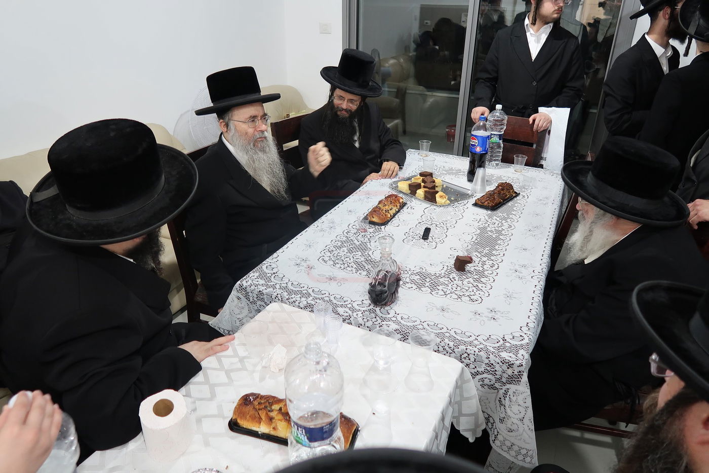 האדמו"ר מחוג חתם סופר בביקור בשכונת מתחם הסופרים בב"ב