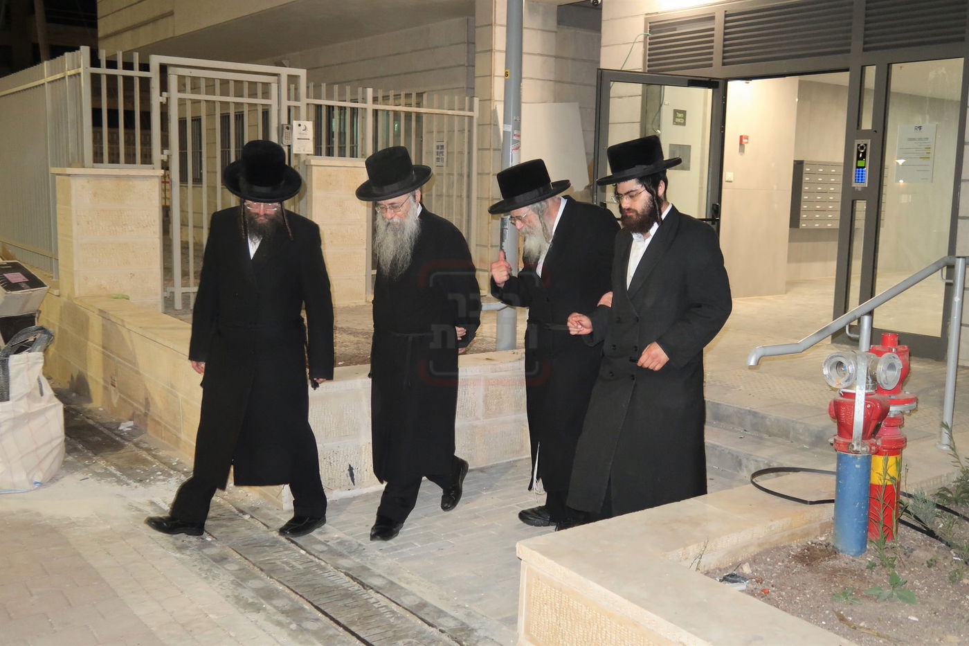 האדמו"ר מחוג חתם סופר בביקור בשכונת מתחם הסופרים בב"ב