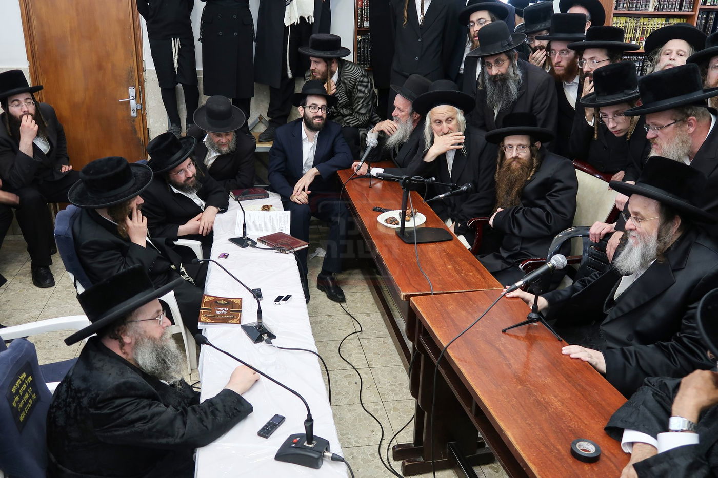 ניחום אבלים בחצה"ק קרעטשניף סיגעט