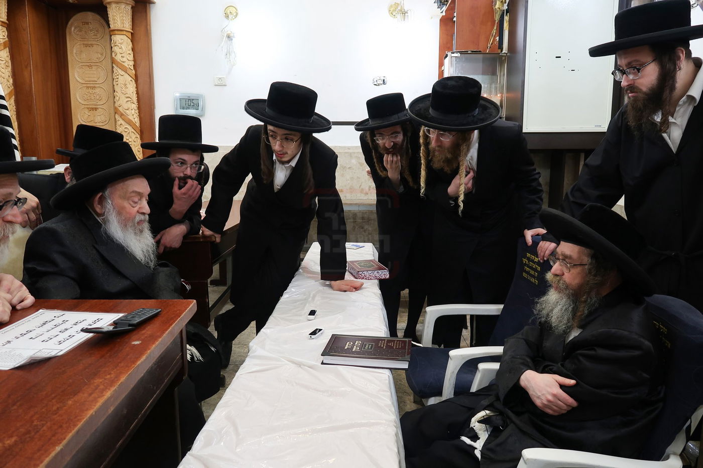 הגר"י רוזנברג בניחום אבלים בחצה"ק קרעטשניף סיגעט