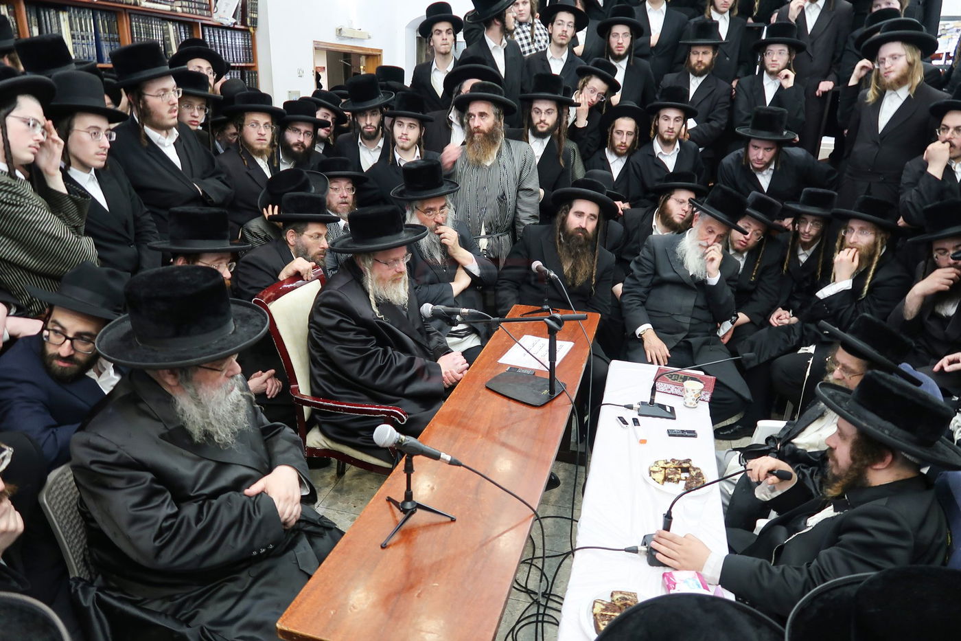 ניחום אבלים בחצה"ק קרעטשניף סיגעט