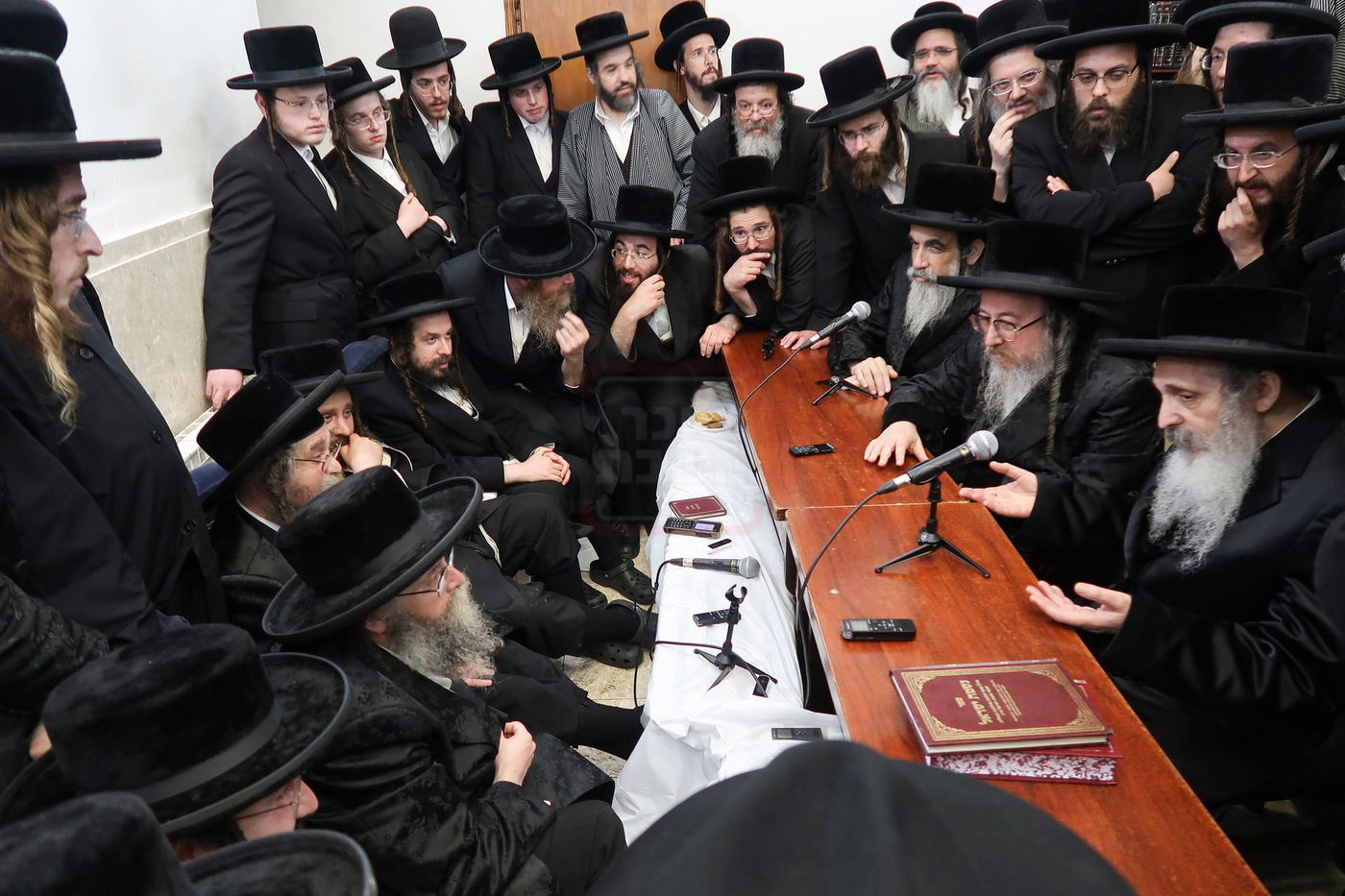 האדמו"רים משומרי אמונים י-ם וביאלה ב"ב בניחום אבלים בחצה"ק קרעטשניף סיגעט