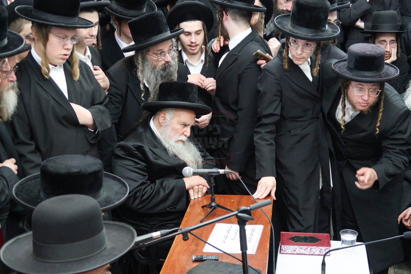 ניחום אבלים בחצה"ק קרעטשניף סיגעט