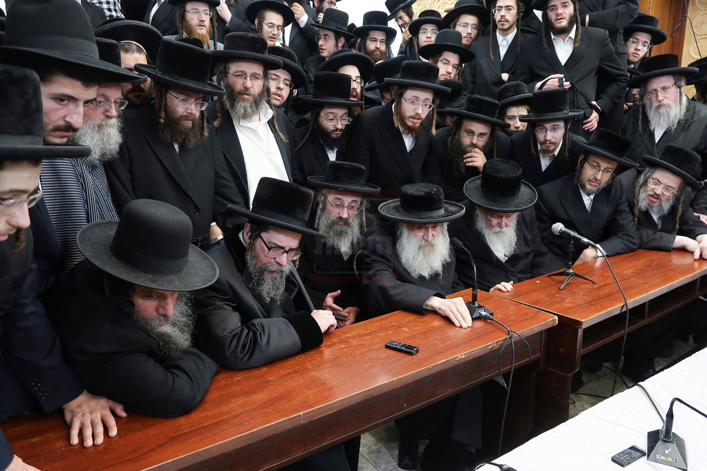 ניחום אבלים בחצה"ק קרעטשניף סיגעט