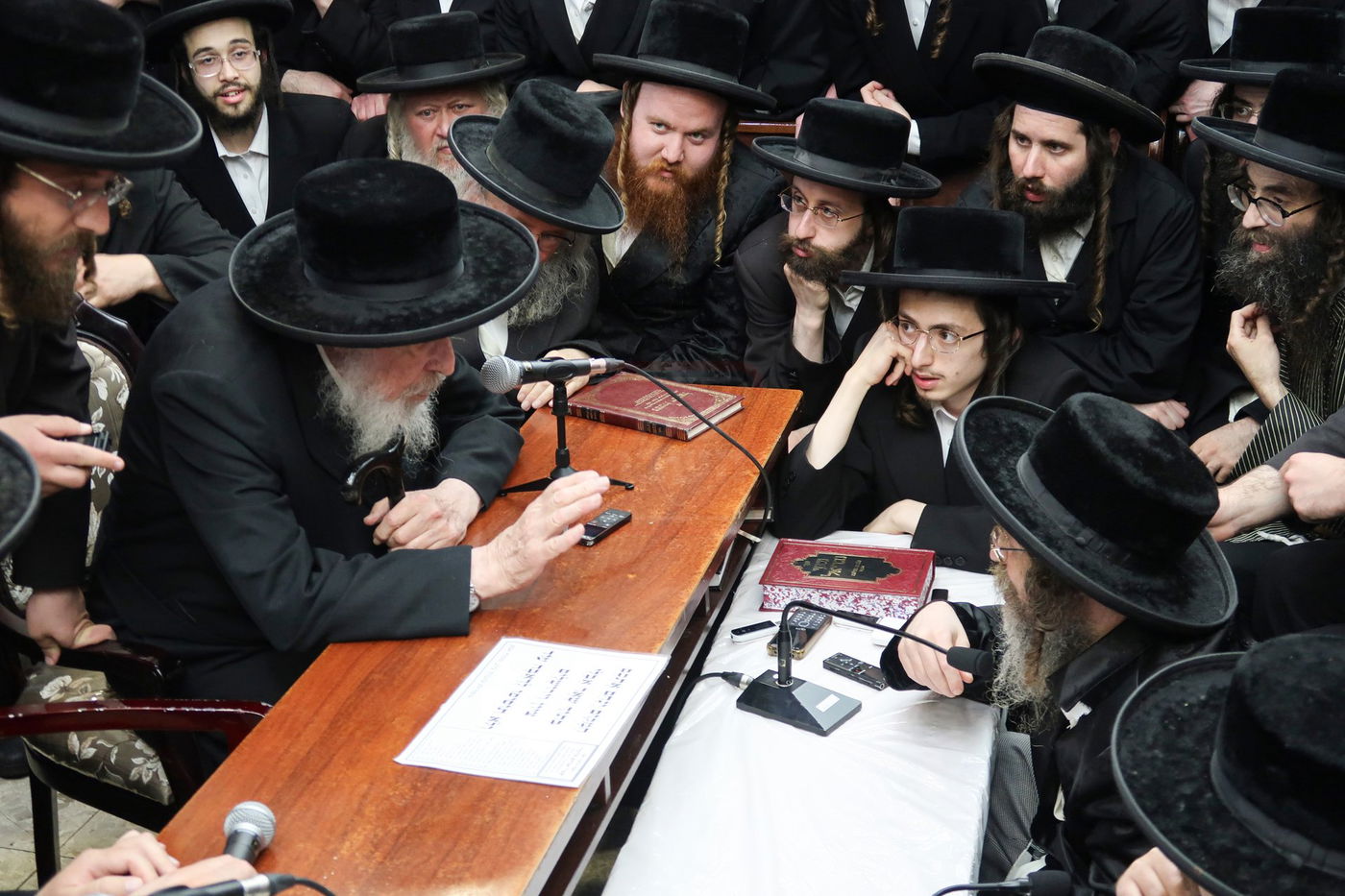 ניחום אבלים בחצה"ק קרעטשניף סיגעט