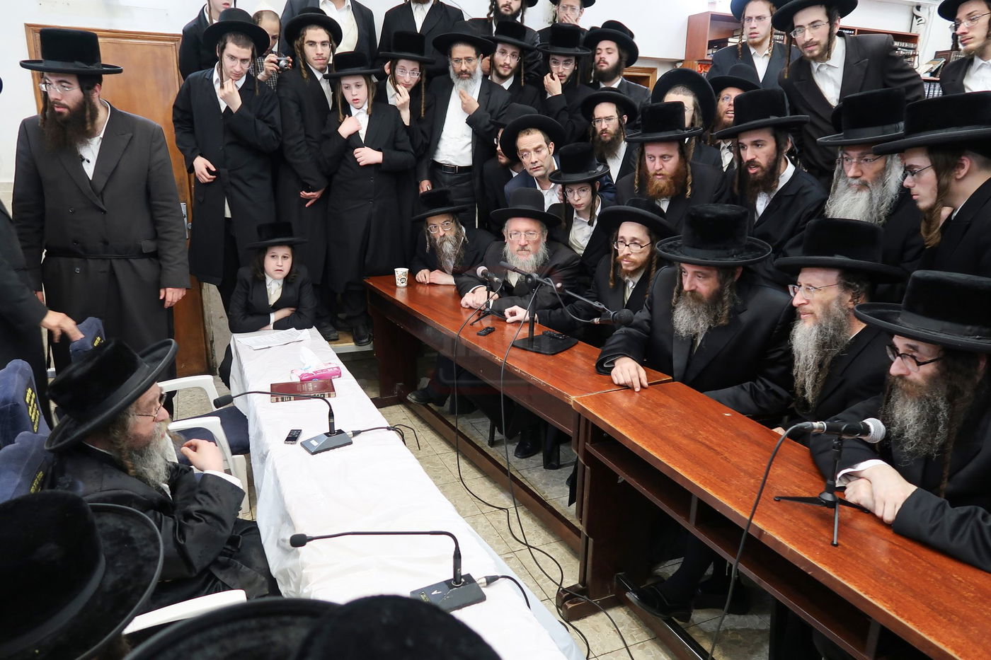 ניחום אבלים בחצה"ק קרעטשניף סיגעט