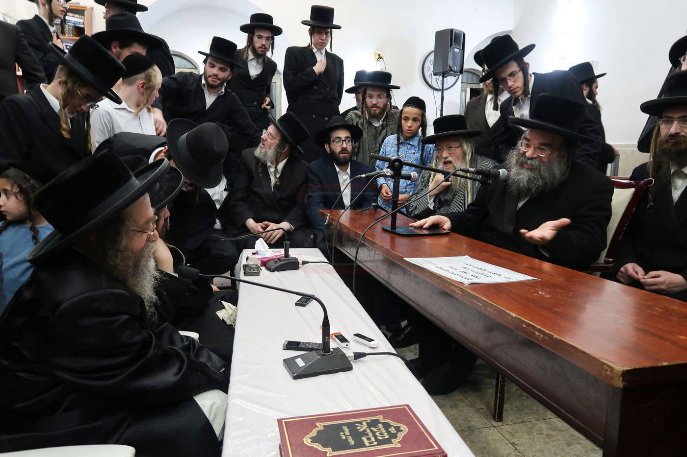 ניחום אבלים בחצה"ק קרעטשניף סיגעט