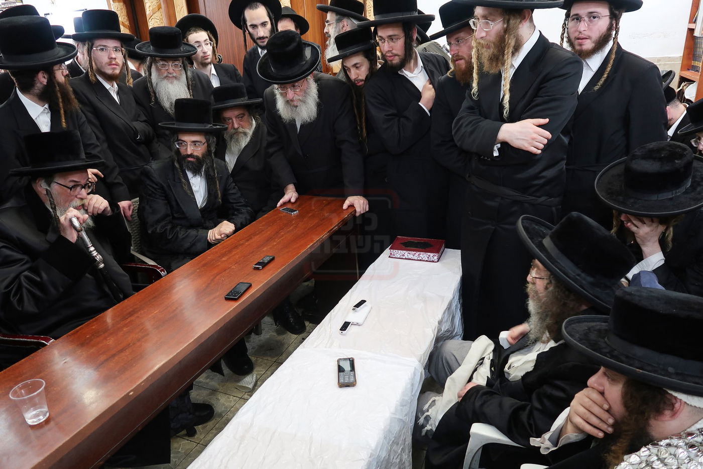 ניחום אבלים בחצה"ק קרעטשניף סיגעט