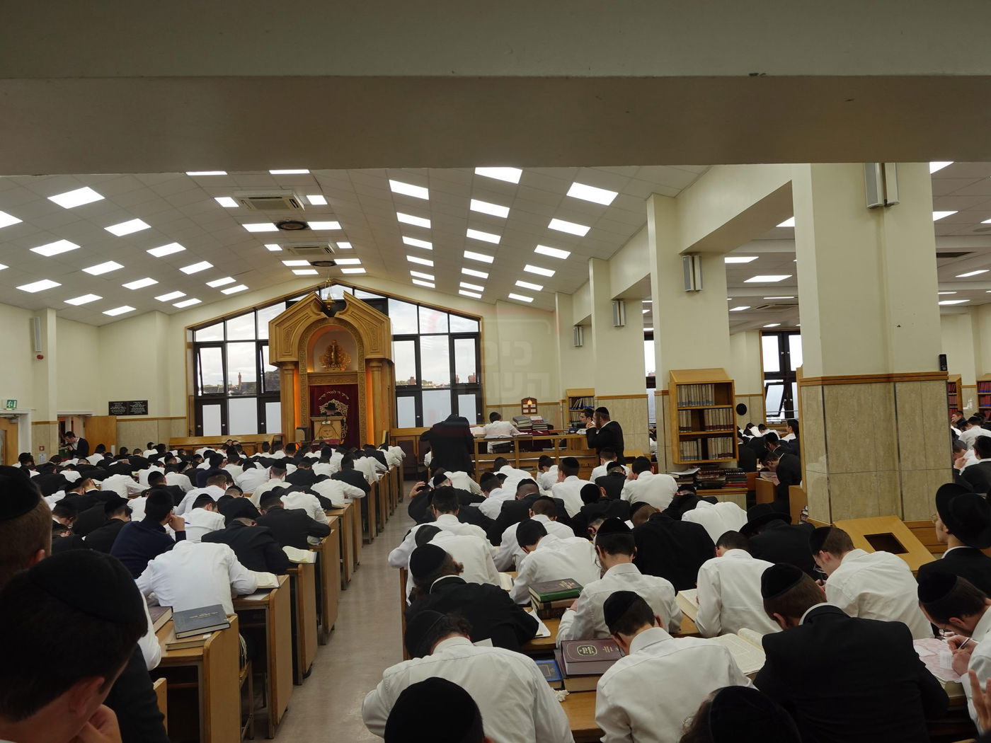 הגאון הרב אברהם גורביץ בפתיחת הזמן בישיבת גייטסהד באנגליה