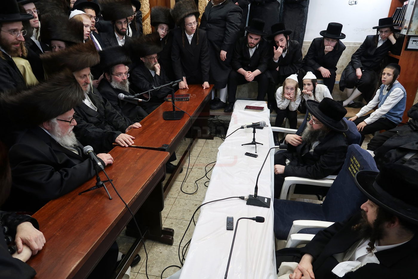 ניחום אבלים בחצה"ק קרעטשניף סיגעט