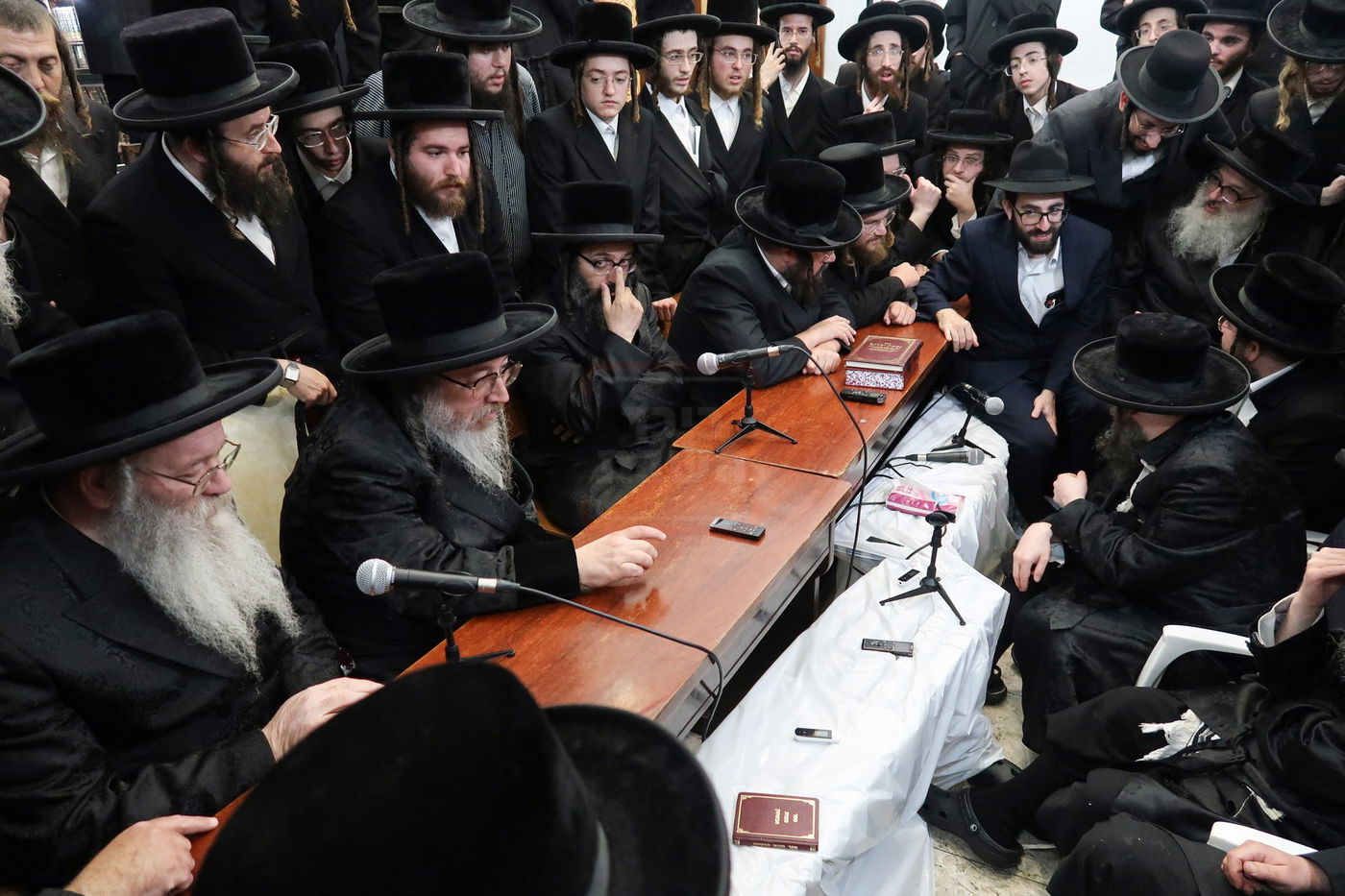 ניחום אבלים בחצה"ק קרעטשניף סיגעט