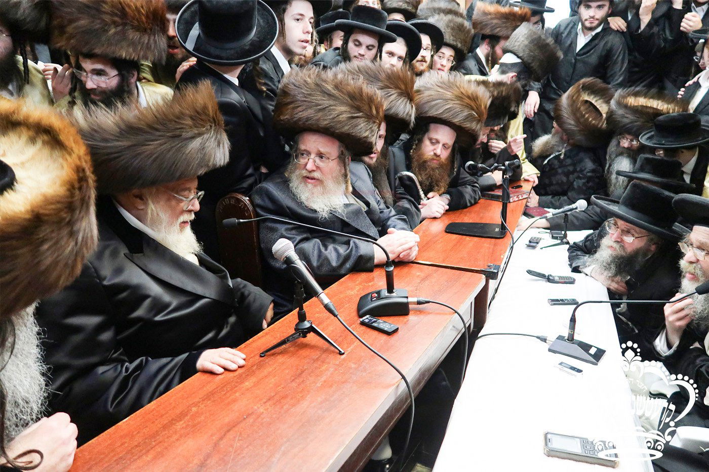 ניחום אבלים בחצה"ק קרעטשניף סיגעט