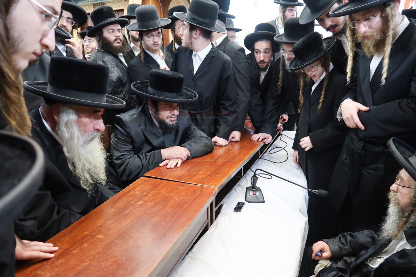 ניחום אבלים בחצה"ק קרעטשניף סיגעט