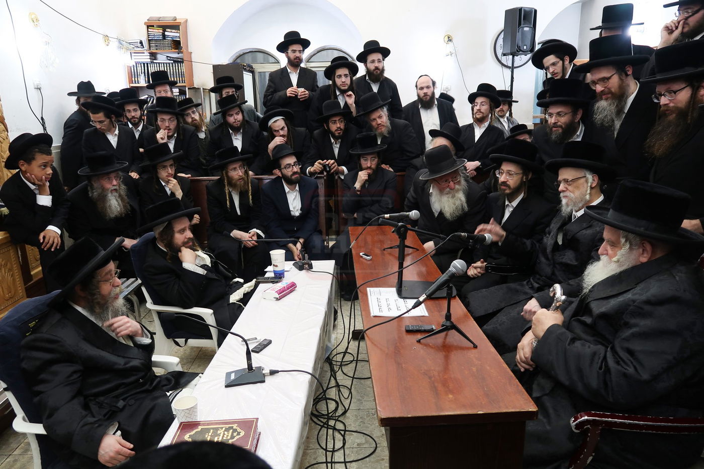 ניחום אבלים בחצה"ק קרעטשניף סיגעט