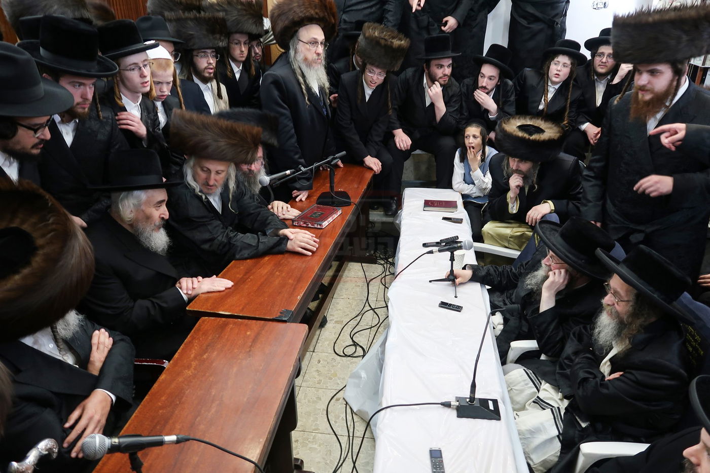 ניחום אבלים בחצה"ק קרעטשניף סיגעט