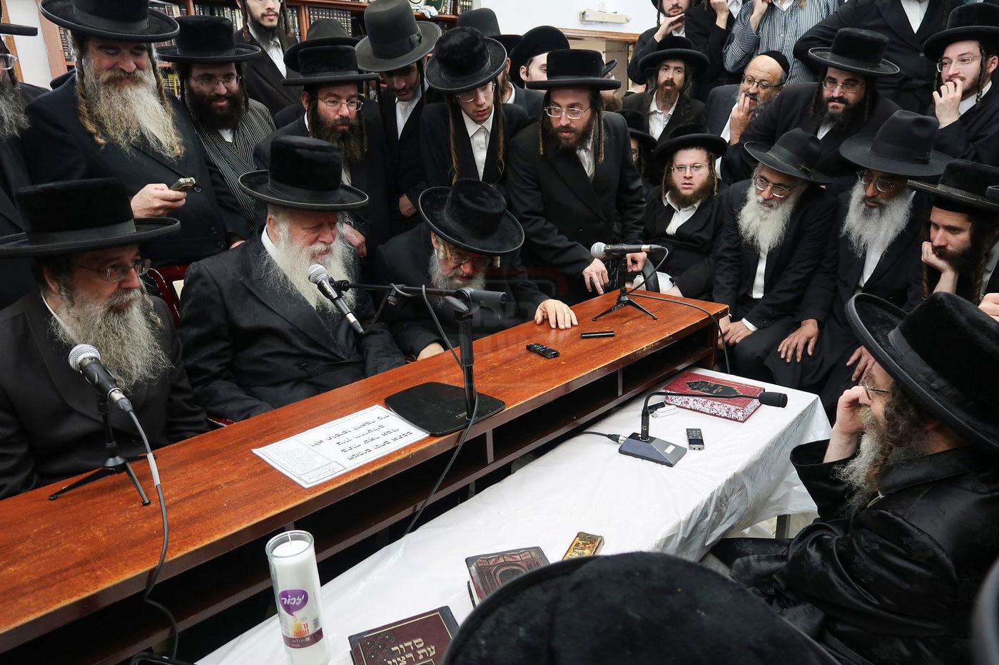 ניחום אבלים בחצה"ק קרעטשניף סיגעט