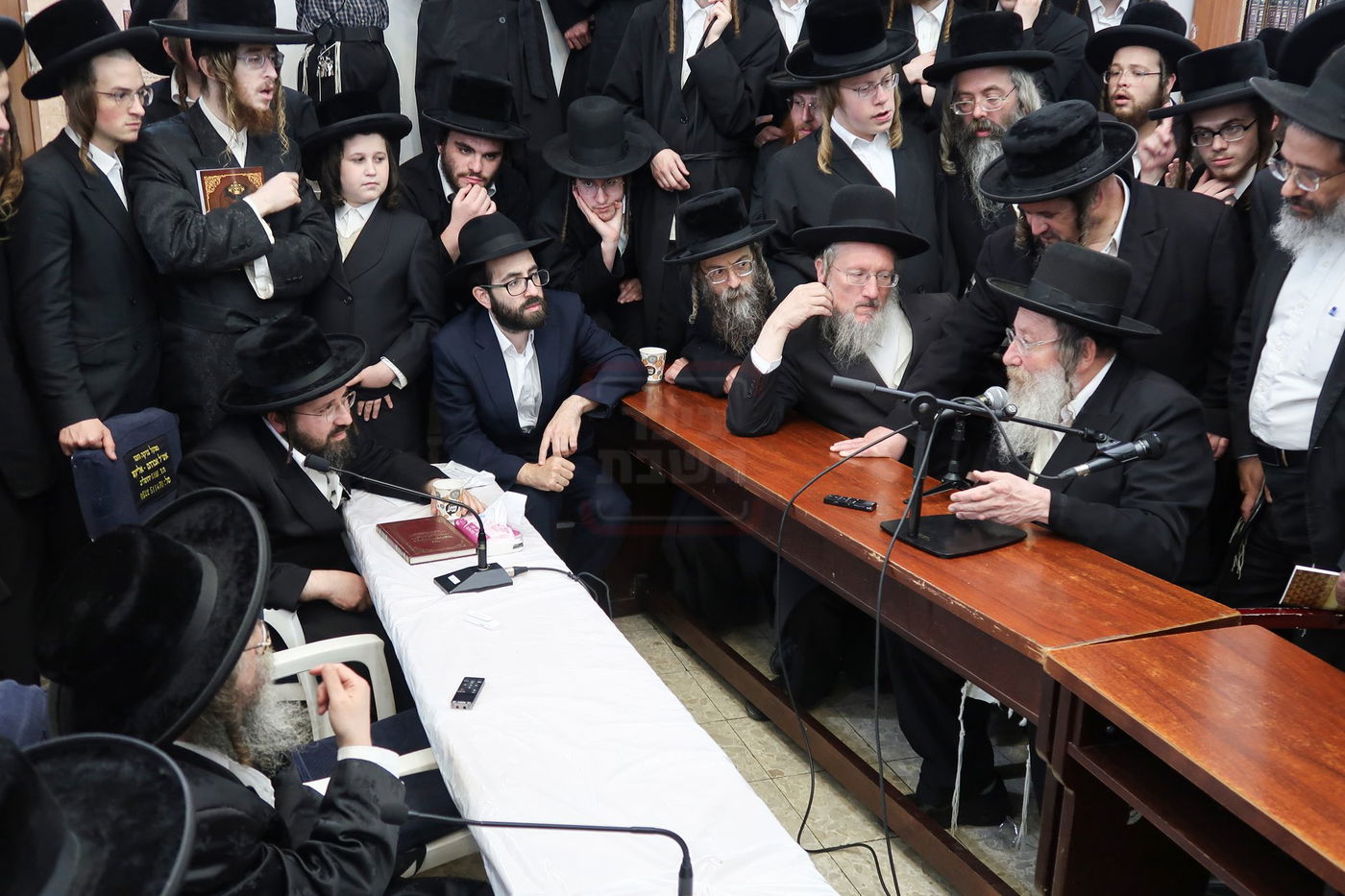 ניחום אבלים בחצה"ק קרעטשניף סיגעט