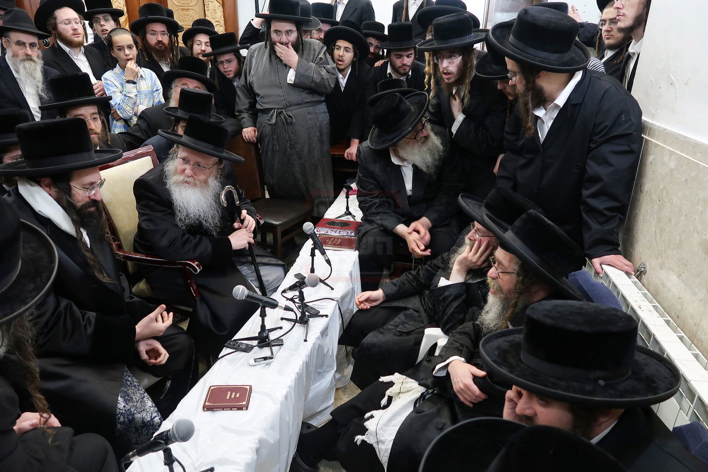 ניחום אבלים בחצה"ק קרעטשניף סיגעט