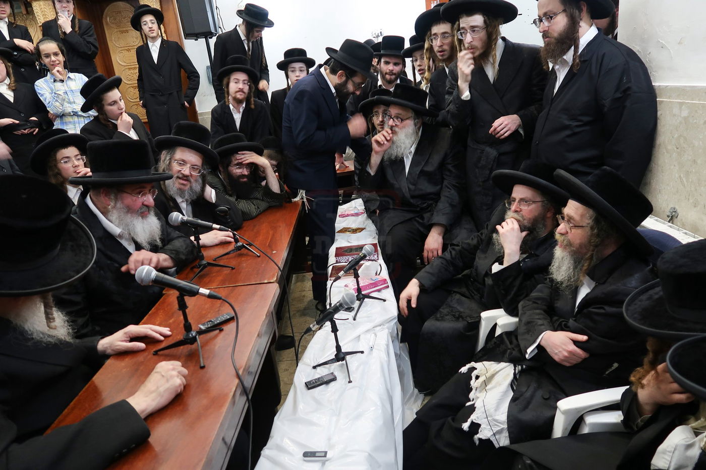 ניחום אבלים בחצה"ק קרעטשניף סיגעט