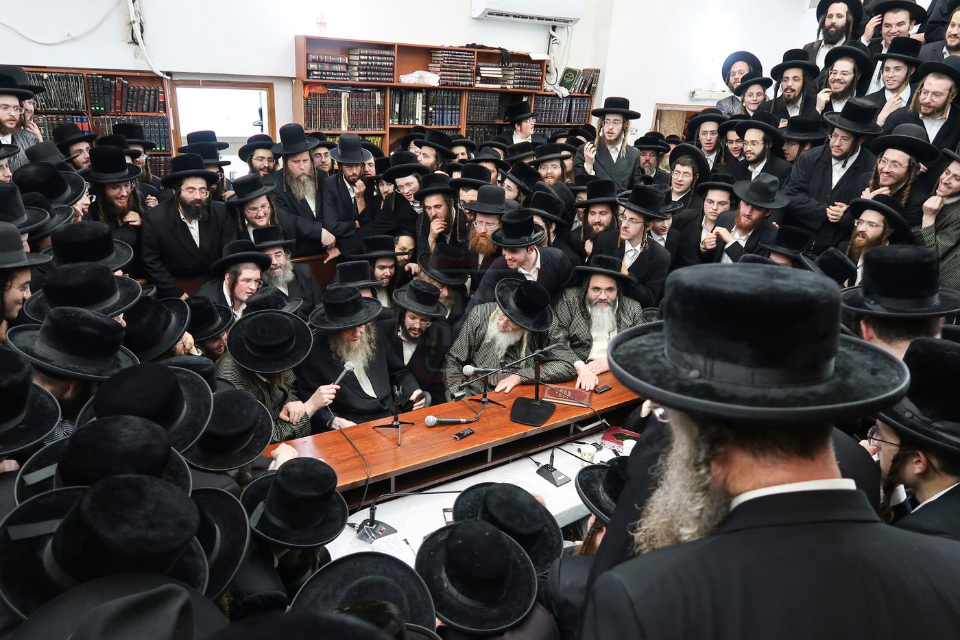 ניחום אבלים בחצה"ק קרעטשניף סיגעט