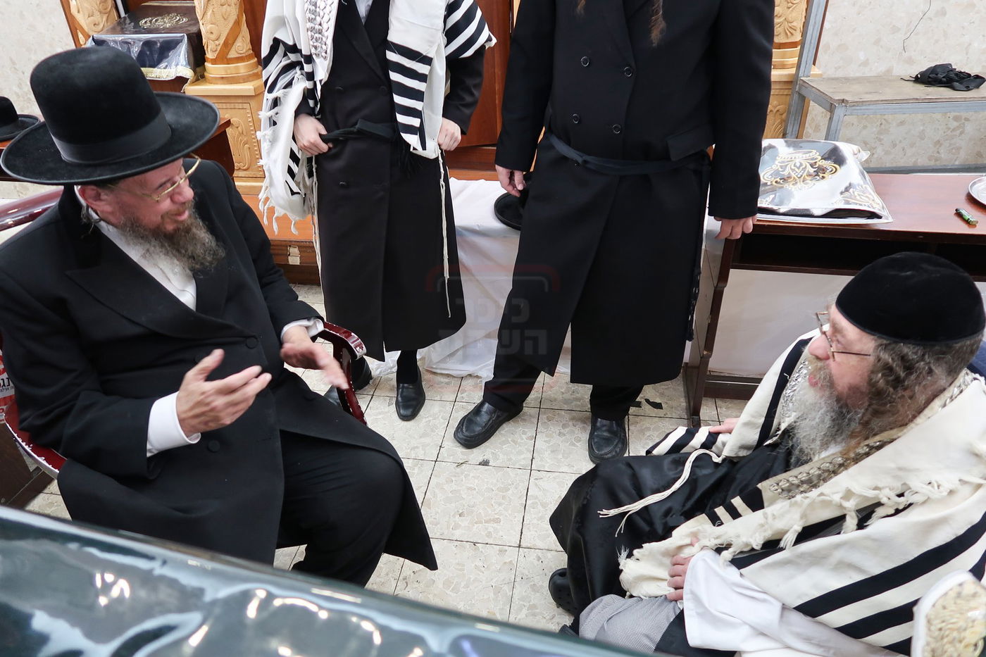 ניחום אבלים בחצה"ק קרעטשניף סיגעט