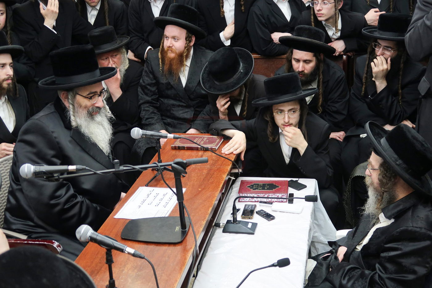 ניחום אבלים בחצה"ק קרעטשניף סיגעט