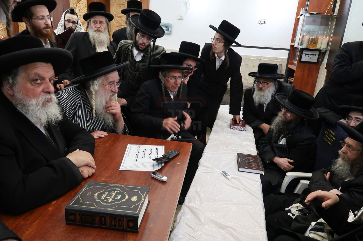 האדמו"ר מלעלוב י-ם והגר"א ברנדסדורפר בניחום אבלים בחצה"ק קרעטשניף סיגעט