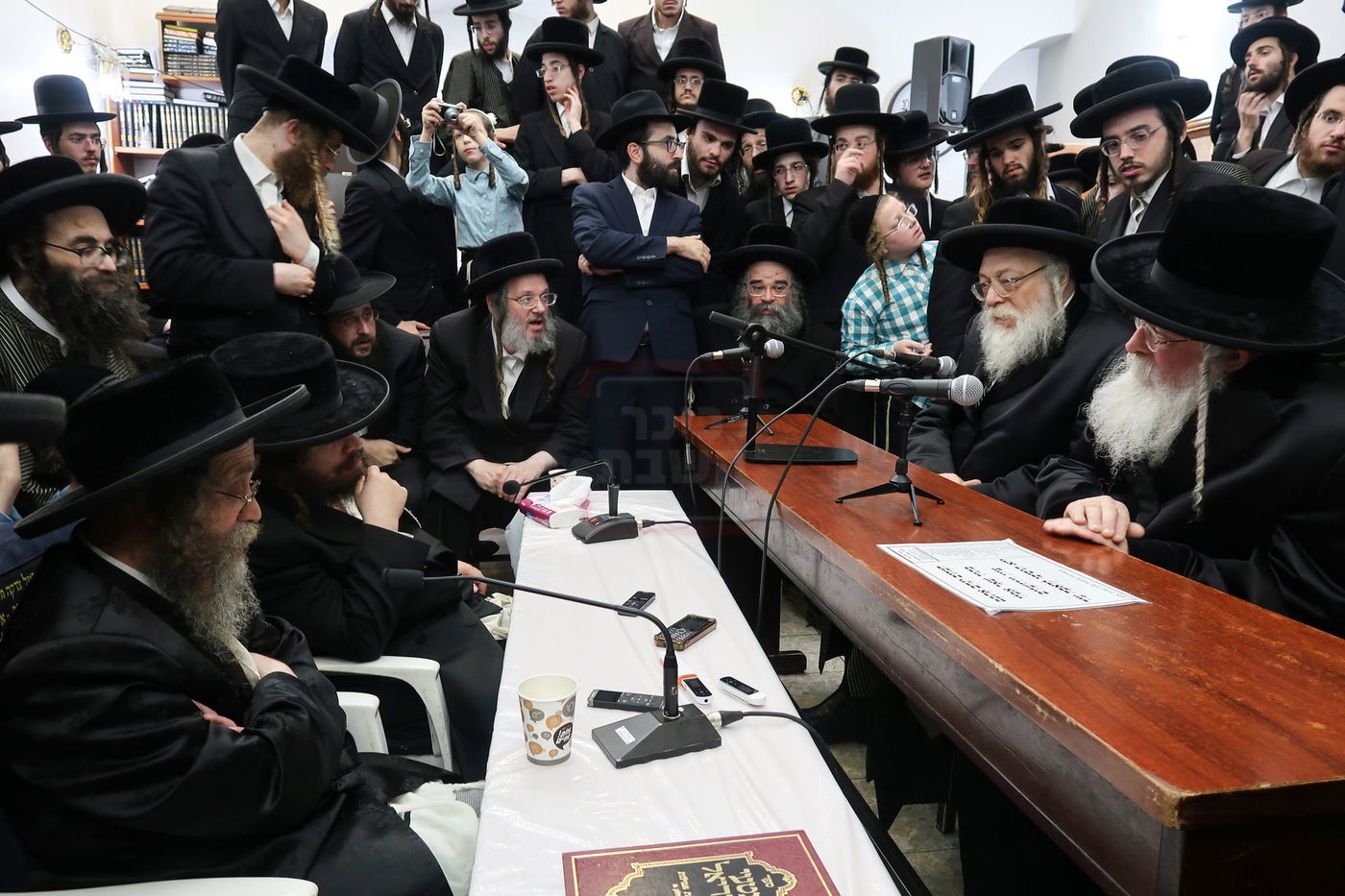 ניחום אבלים בחצה"ק קרעטשניף סיגעט