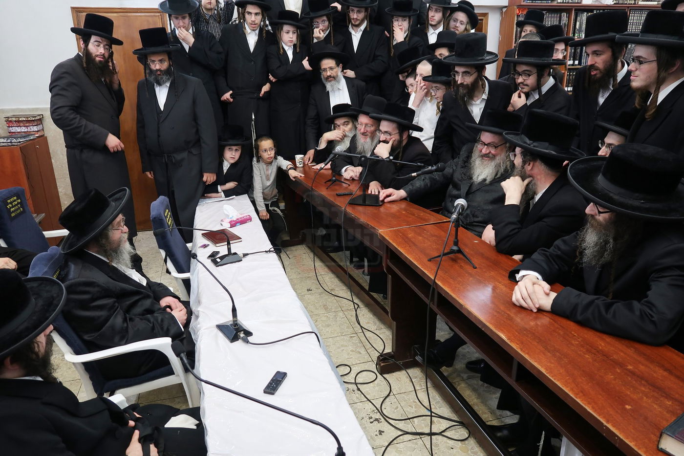 ניחום אבלים בחצה"ק קרעטשניף סיגעט