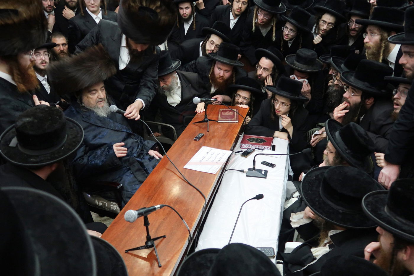 ניחום אבלים בחצה"ק קרעטשניף סיגעט