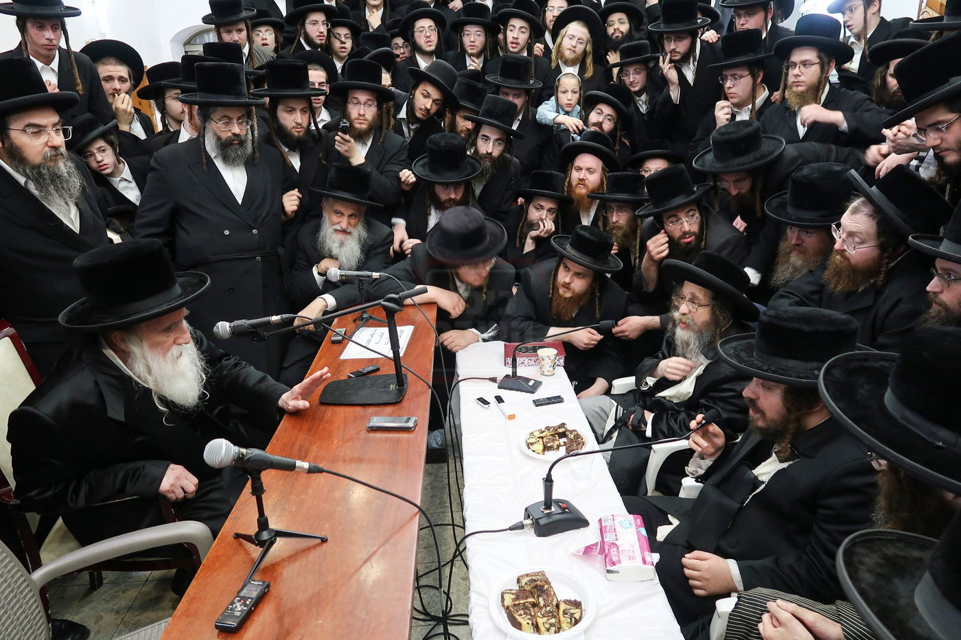 ניחום אבלים בחצה"ק קרעטשניף סיגעט