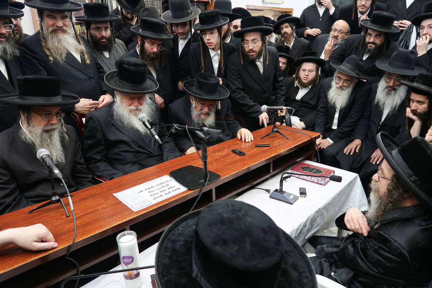 ניחום אבלים בחצה"ק קרעטשניף סיגעט