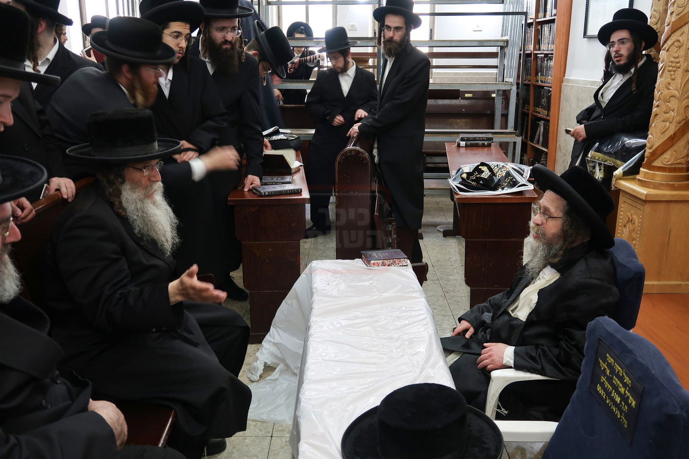 ניחום אבלים בחצה"ק קרעטשניף סיגעט