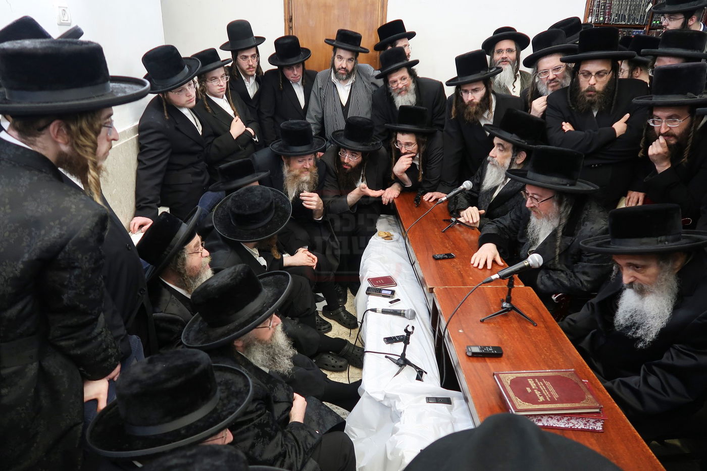 ניחום אבלים בחצה"ק קרעטשניף סיגעט