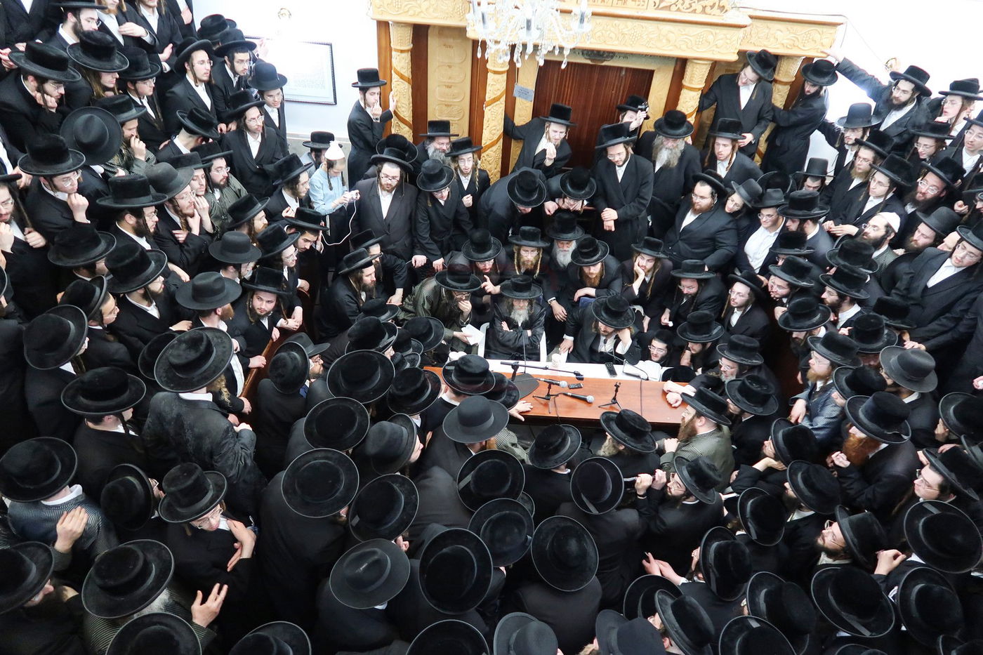 ניחום אבלים בחצה"ק קרעטשניף סיגעט