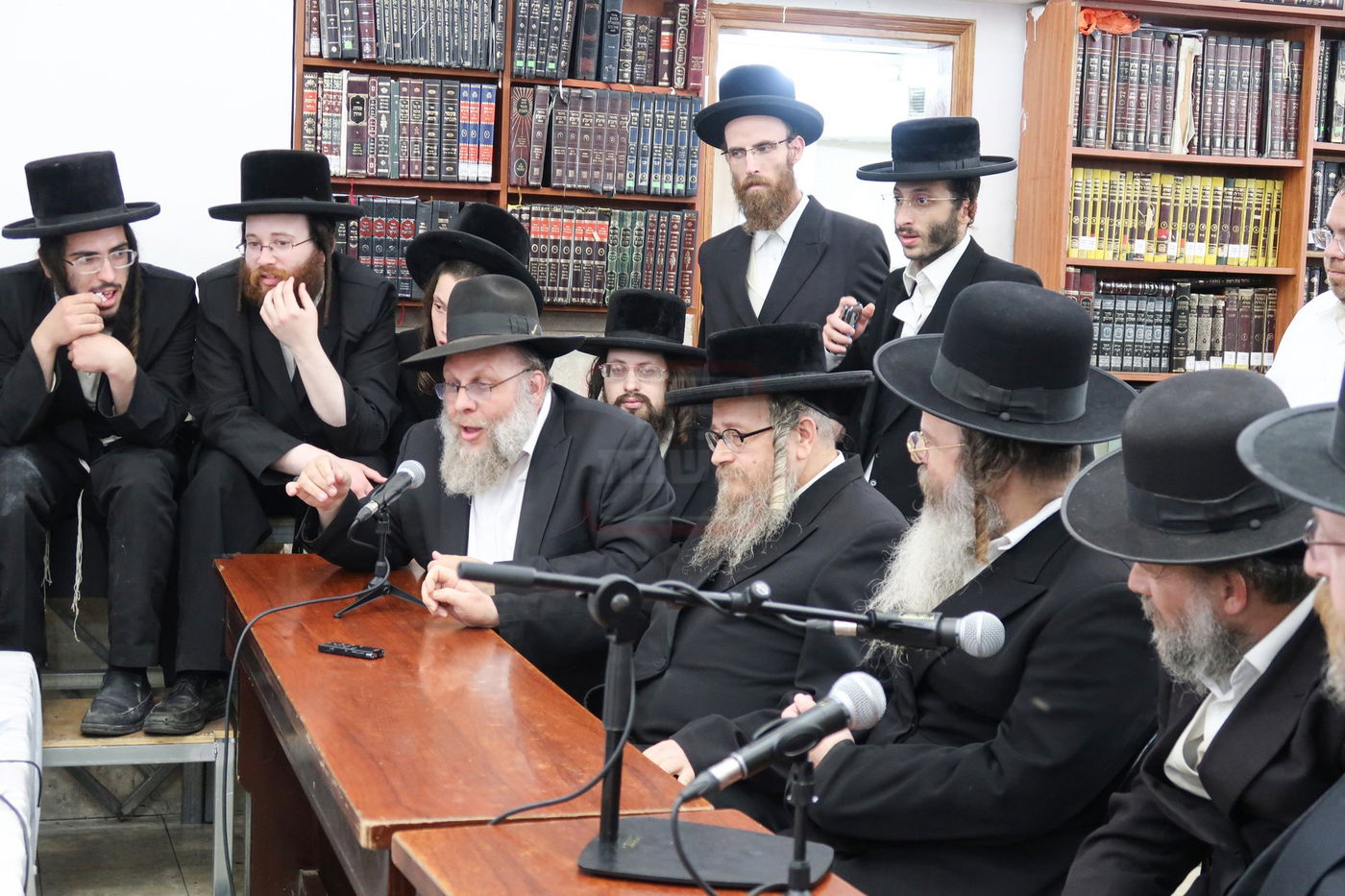 ניחום אבלים בחצה"ק קרעטשניף סיגעט