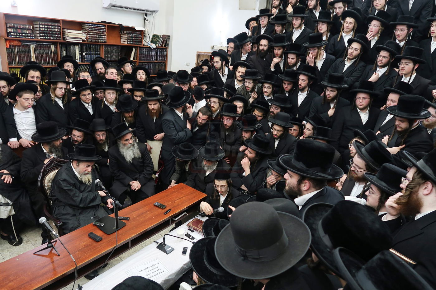 ניחום אבלים בחצה"ק קרעטשניף סיגעט