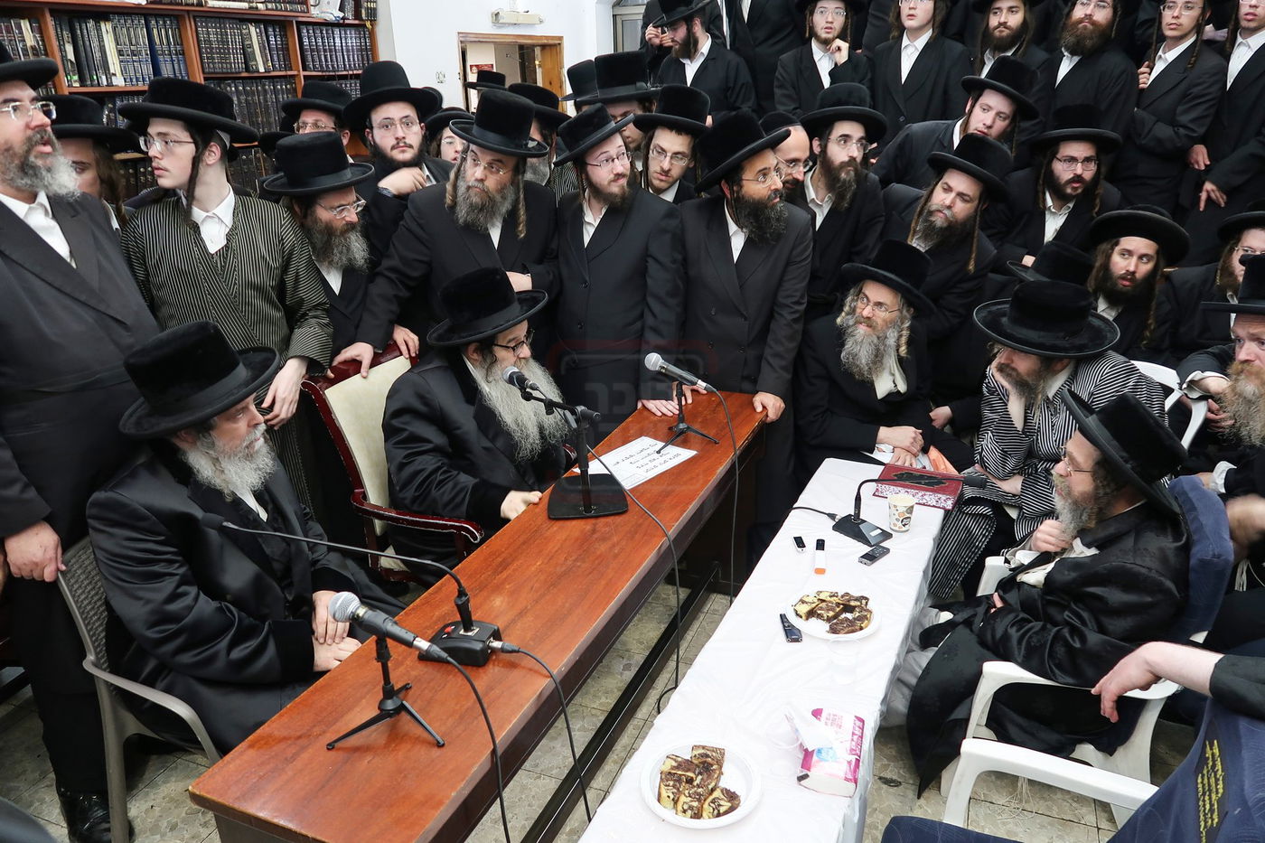 ניחום אבלים בחצה"ק קרעטשניף סיגעט