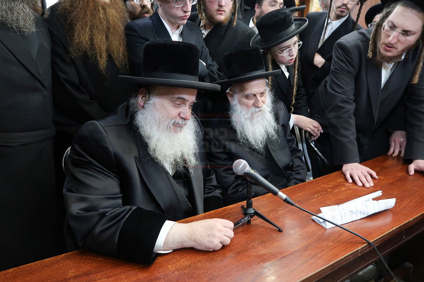 ניחום אבלים בחצה"ק קרעטשניף סיגעט