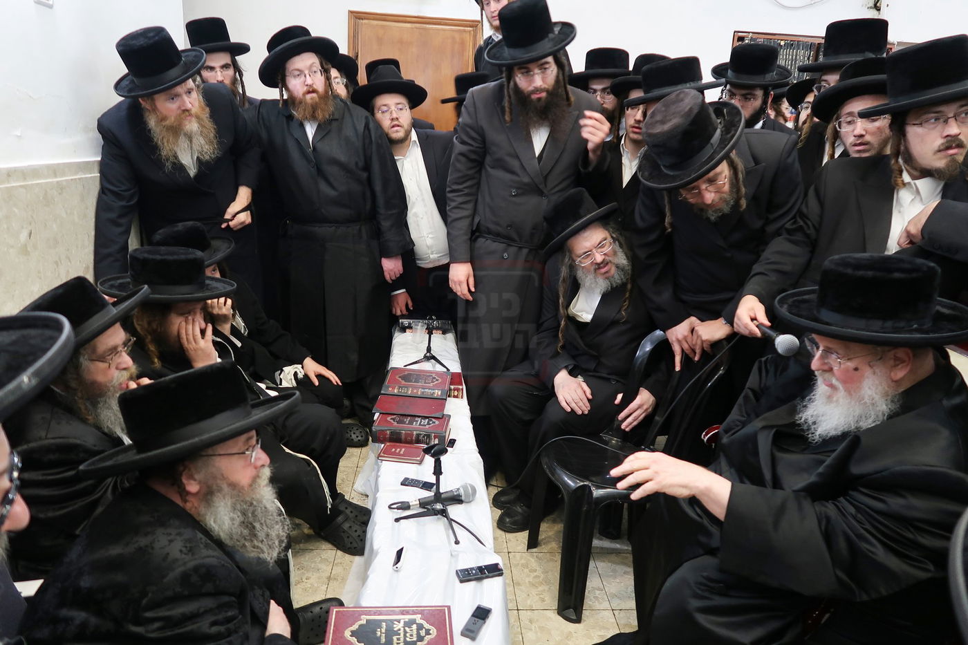 האדמו"ר מסאסוב בניחום אבלים בחצה"ק קרעטשניף סיגעט