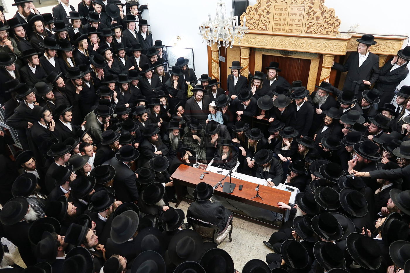 ניחום אבלים בחצה"ק קרעטשניף סיגעט