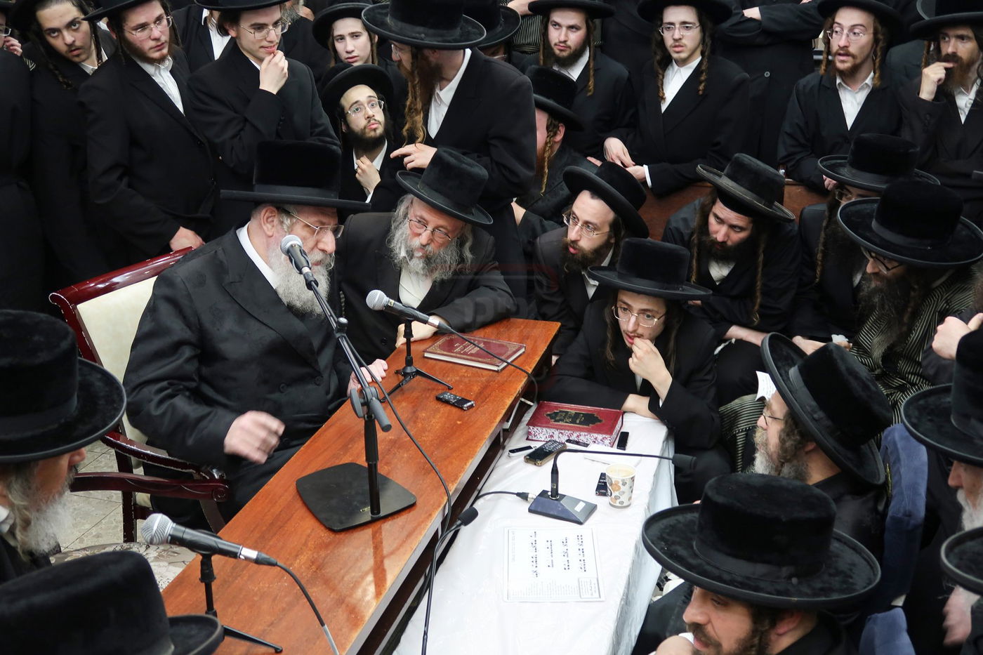 ניחום אבלים בחצה"ק קרעטשניף סיגעט