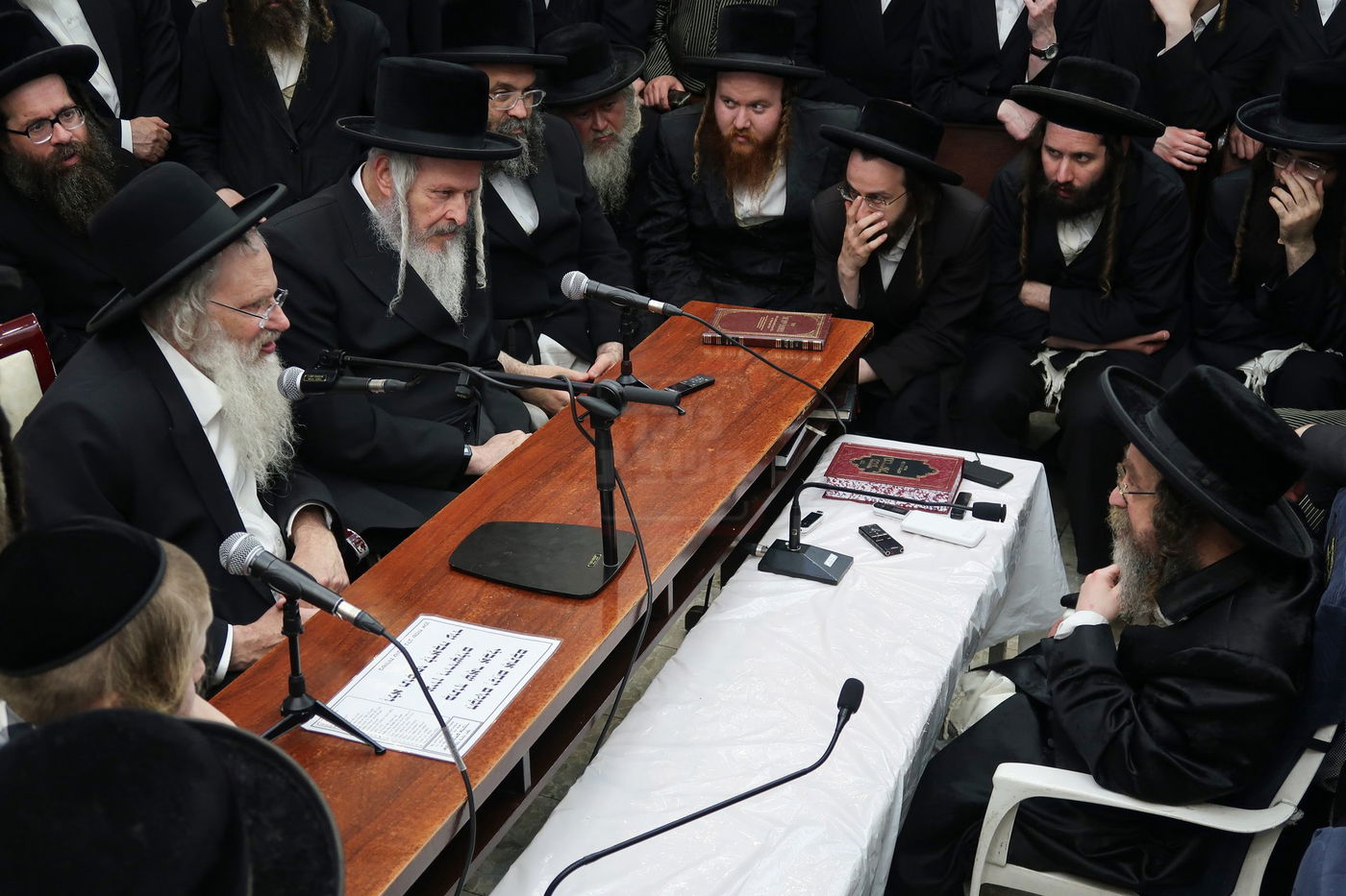 ניחום אבלים בחצה"ק קרעטשניף סיגעט