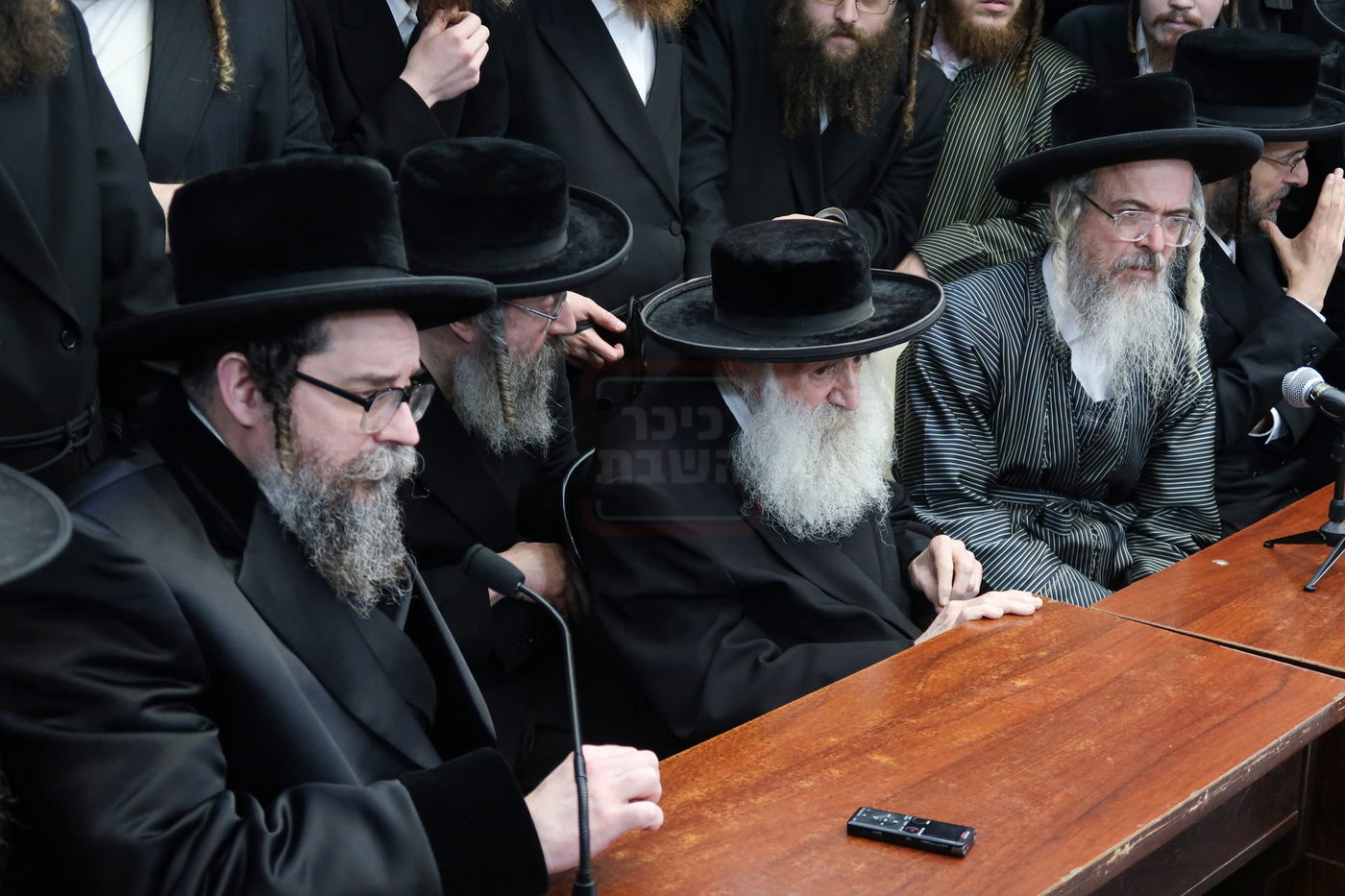 ניחום אבלים בחצה"ק קרעטשניף סיגעט