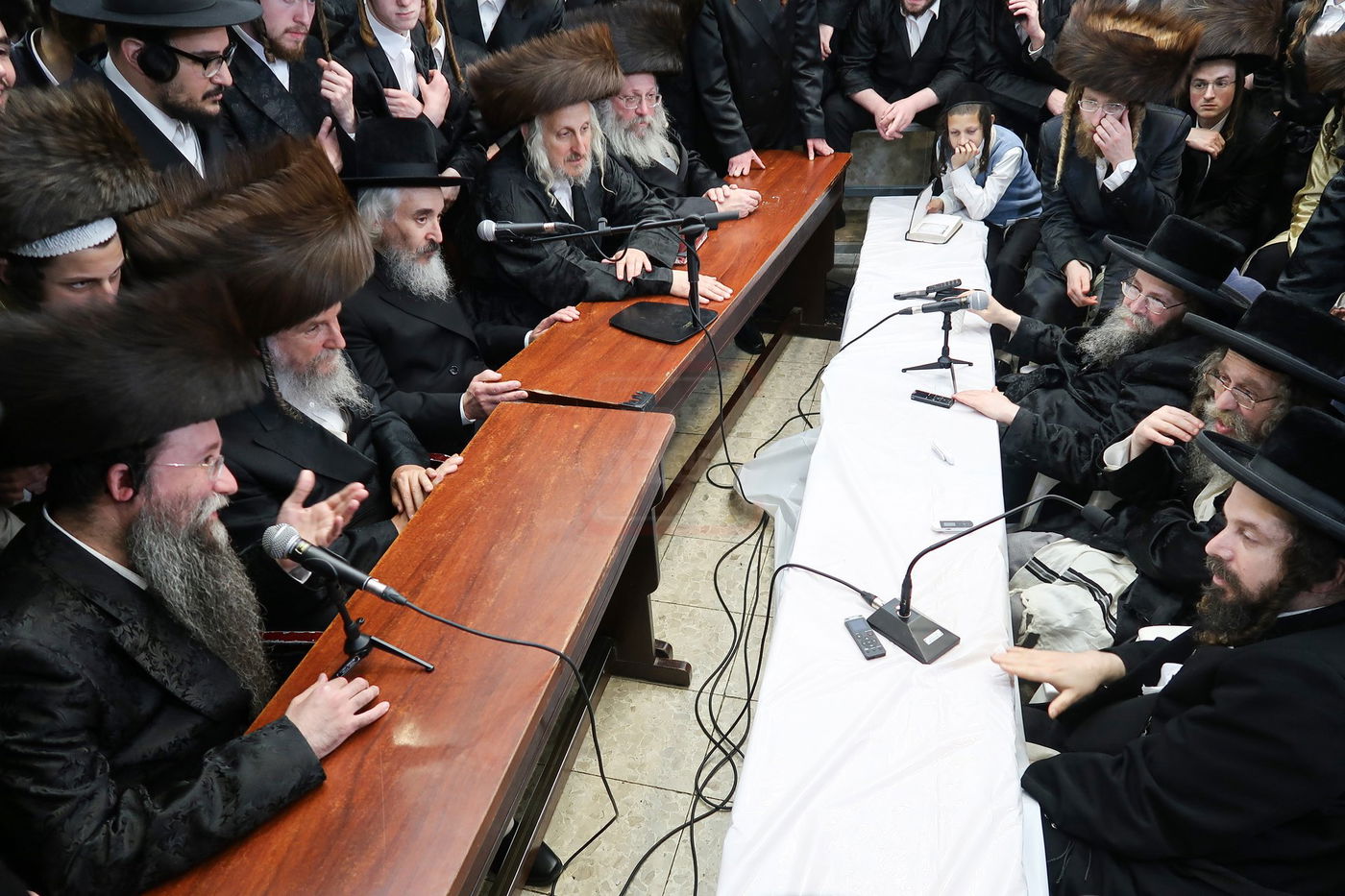 ניחום אבלים בחצה"ק קרעטשניף סיגעט