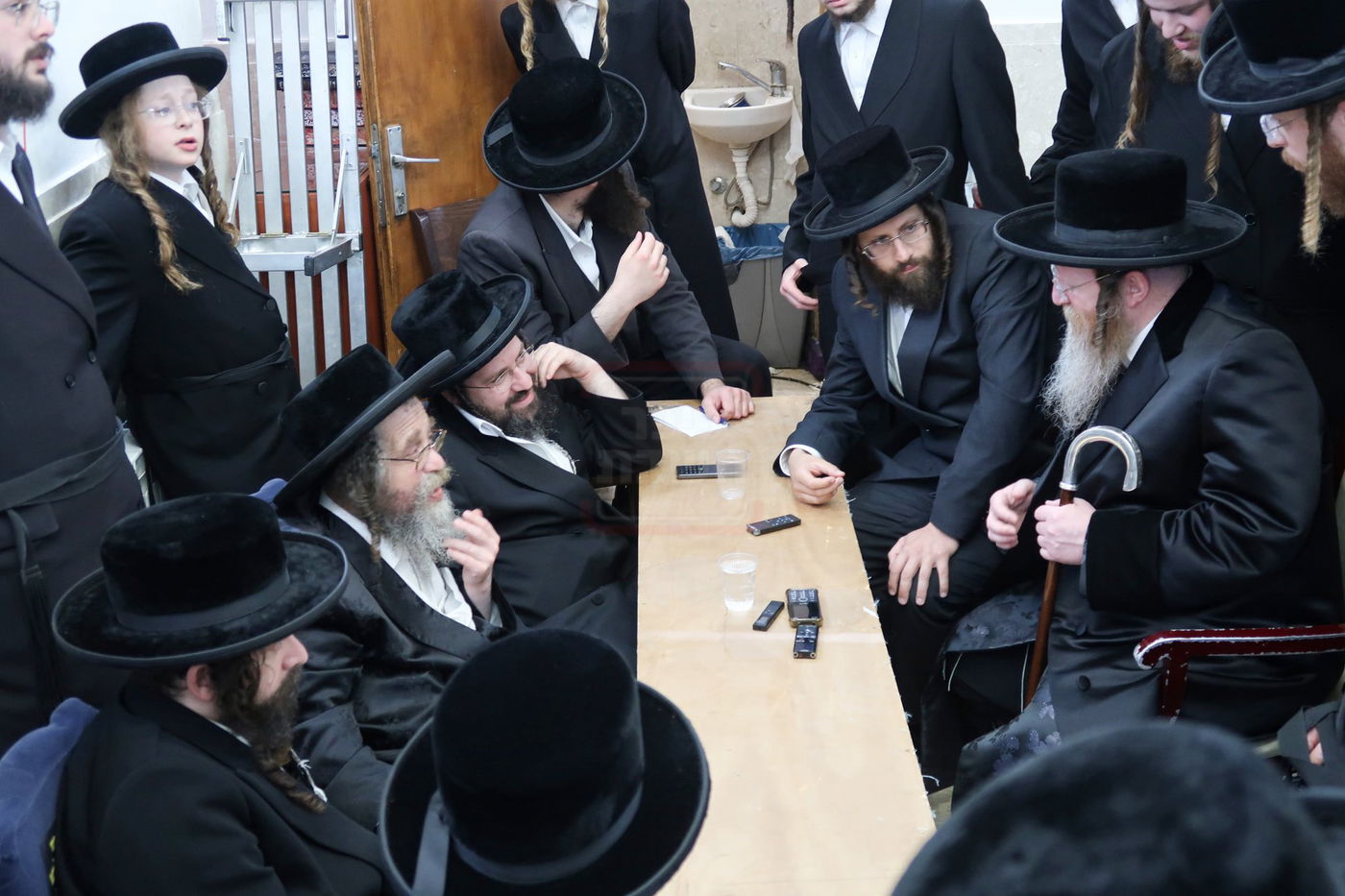 ניחום אבלים בחצה"ק קרעטשניף סיגעט