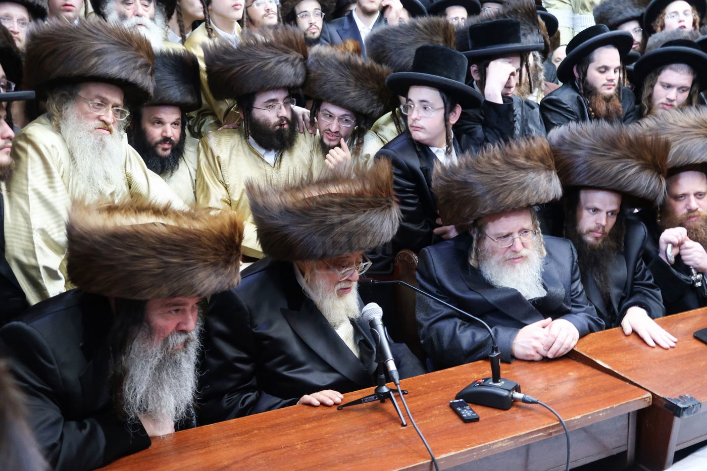 ניחום אבלים בחצה"ק קרעטשניף סיגעט