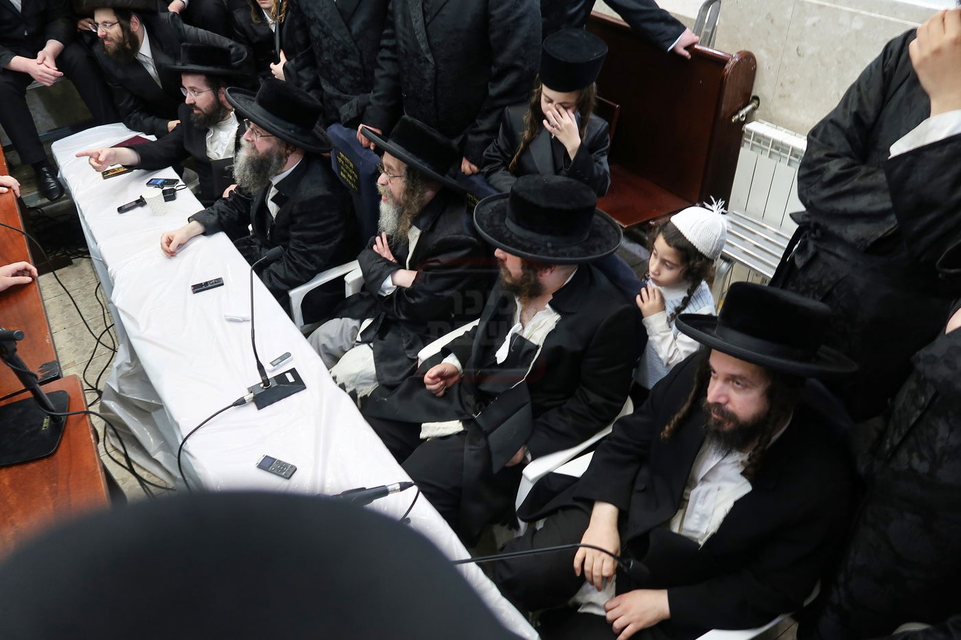 ניחום אבלים בחצה"ק קרעטשניף סיגעט