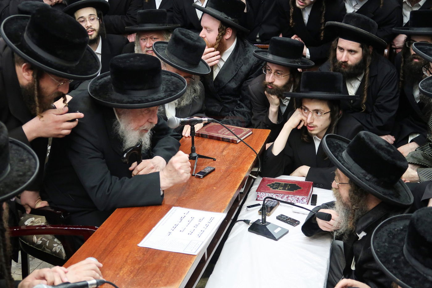 ניחום אבלים בחצה"ק קרעטשניף סיגעט